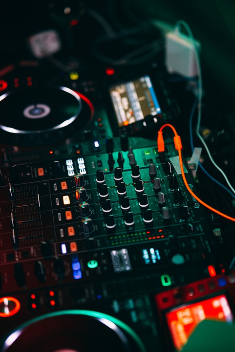 The Anatomy of a Killer DJ Set: Building Energy and Momentum