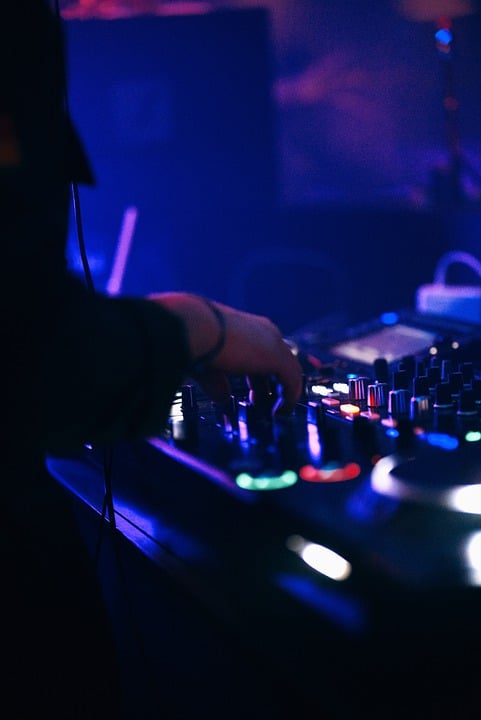 Exploring Different DJ Styles and Genres: Turntablism, House, Techno, and More